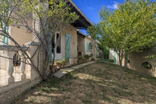 EYGUIÈRES | Grande maison provençale sur un terrain clos & arboré de 630 m² avec piscine et garage.