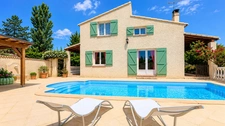 EYGUIÈRES | Grande maison provençale sur un terrain clos & arboré de 630 m² avec piscine et garage.