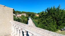 EYGUIÈRES | Grande maison provençale sur un terrain clos & arboré de 630 m² avec piscine et garage.