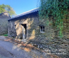 Ensemble immobilier avec gîte, dépendances, hangar, maison à rénover, puits et four à pain – sur 8 300 m² de terrain (dont plusieurs parcelles indépendantes)