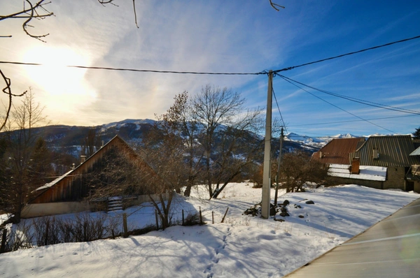 Dpt Alpes de Haute Provence (04), à vendre ALLOS Maison en pierres 3/4 pièces, terrasse et caves. Vue montagnes