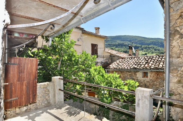Dpt Alpes de Haute Provence (04), à vendre proche ANNOT Appartement 3 pièces - traversant avec terrasse et caves 