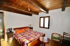 Dpt Alpes de Haute Provence (04), à vendre ALLOS Maison en pierres 3/4 pièces, terrasse et caves. Vue montagnes
