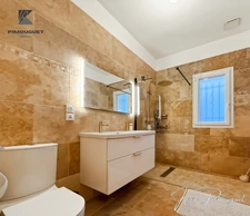 Maison contemporaine 2021 – DPE A – Plain-pied – Piscine chauffée – Prestations haut de gamme – Quartier calme et privilégié.