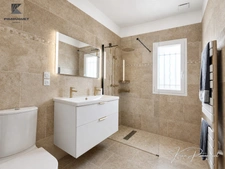 Maison contemporaine 2021 – DPE A – Plain-pied – Piscine chauffée – Prestations haut de gamme – Quartier calme et privilégié.