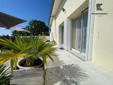 Maison de plain-pied, vue imprenable et prestations rénovées – proche Sauveterre-de-Guyenne