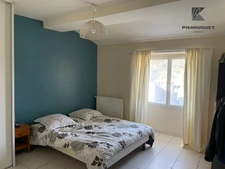 Maison de plain-pied, vue imprenable et prestations rénovées – proche Sauveterre-de-Guyenne
