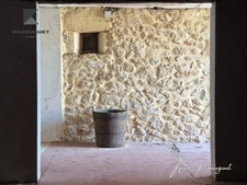 Ancien chai viticole à réinventer – 180 m² à aménager, cour intérieure & dépendances – 900 m² de terrain