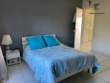 Maison de plain-pied, vue imprenable et prestations rénovées – proche Sauveterre-de-Guyenne