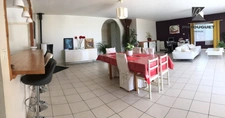 Maison de plain-pied, vue imprenable et prestations rénovées – proche Sauveterre-de-Guyenne