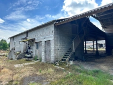 Un Bâtiment agricole et une Longère à rénover sur une parcelle de 3389 m2