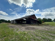 Un Bâtiment agricole et une Longère à rénover sur une parcelle de 3389 m2