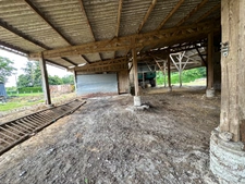 Un Bâtiment agricole et une Longère à rénover sur une parcelle de 3389 m2