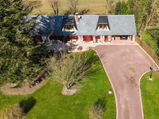 Magnifique Longère entièrement rénovée sur 154 m2 avec ses 4 chambres dans une voie sans issue donc au grand calme