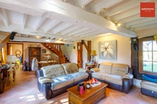 Magnifique Longère entièrement rénovée sur 154 m2 avec ses 4 chambres dans une voie sans issue donc au grand calme