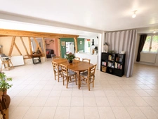 EXCLUSIVITÉ – Longère normande rénovée de 166 m² avec dépendance et terrain arboré – Proche Bernay