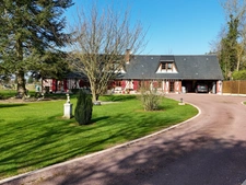 Magnifique Longère entièrement rénovée sur 154 m2 avec ses 4 chambres dans une voie sans issue donc au grand calme