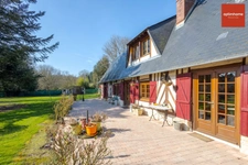 Magnifique Longère entièrement rénovée sur 154 m2 avec ses 4 chambres dans une voie sans issue donc au grand calme