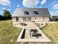 EXCLUSIVITÉ – Longère normande rénovée de 166 m² avec dépendance et terrain arboré – Proche Bernay