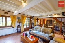Magnifique Longère entièrement rénovée sur 154 m2 avec ses 4 chambres dans une voie sans issue donc au grand calme