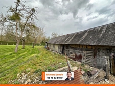 Un Bâtiment agricole et une Longère à rénover sur une parcelle de 3389 m2