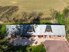 Magnifique Longère entièrement rénovée sur 154 m2 avec ses 4 chambres dans une voie sans issue donc au grand calme