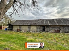 Un Bâtiment agricole et une Longère à rénover sur une parcelle de 3389 m2