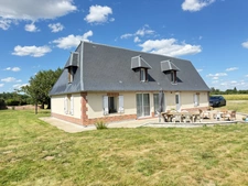 EXCLUSIVITÉ – Longère normande rénovée de 166 m² avec dépendance et terrain arboré – Proche Bernay