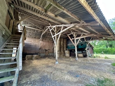 Un Bâtiment agricole et une Longère à rénover sur une parcelle de 3389 m2