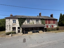 Maison à Colombages adossée à un restaurant à rénover 