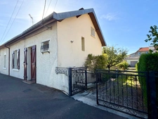 MAISON 2 CHAMBRES AVEC DOUBLE GARAGE ET JARDIN