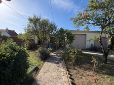 MAISON 2 CHAMBRES AVEC DOUBLE GARAGE ET JARDIN