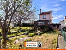 JOLIE MAISON DE VILLE INDIVIDUELLE AVEC DEUX GARAGE ET JARDIN