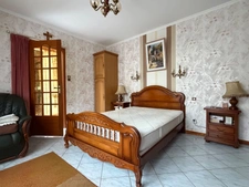 MAISON 2 CHAMBRES AVEC DOUBLE GARAGE ET JARDIN