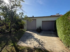 MAISON 2 CHAMBRES AVEC DOUBLE GARAGE ET JARDIN