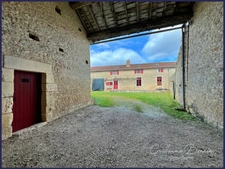 Maison à vendre / Longère 7 pièces en pierre rénovée - 230m² + dépendances - porche d'entrée - cour et jardin à Maillé (35mn de Poitiers)