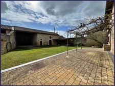 Maison à vendre / Longère 7 pièces en pierre rénovée - 230m² + dépendances - porche d'entrée - cour et jardin à Maillé (35mn de Poitiers)