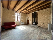 Maison à vendre / Longère 7 pièces en pierre rénovée - 230m² + dépendances - porche d'entrée - cour et jardin à Maillé (35mn de Poitiers)