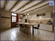 À vendre - Maison Longère 7 pièces en pierre rénovée - 230m² + dépendances - porche d'entrée - cour et jardin à Maillé 86190