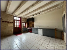 Maison à vendre / Longère 7 pièces en pierre rénovée - 230m² + dépendances - porche d'entrée - cour et jardin à Maillé (35mn de Poitiers)