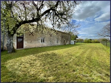Maison à vendre / Longère 7 pièces en pierre rénovée - 230m² + dépendances - porche d'entrée - cour et jardin à Maillé (35mn de Poitiers)