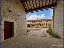 À vendre - Maison Longère 7 pièces en pierre rénovée - 230m² + dépendances - porche d'entrée - cour et jardin à Maillé 86190