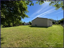 À vendre 🏡 Maison récente 4 pièces de plain-pied 3 chambres à Verrières (86410) 📍 À moins de 30 min de Poitiers.