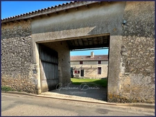Maison à vendre / Longère 7 pièces en pierre rénovée - 230m² + dépendances - porche d'entrée - cour et jardin à Maillé (35mn de Poitiers)