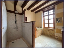 Maison à vendre / Longère 7 pièces en pierre rénovée - 230m² + dépendances - porche d'entrée - cour et jardin à Maillé (35mn de Poitiers)