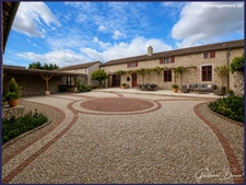 À vendre - Maison Longère 7 pièces en pierre rénovée - 230m² + dépendances - porche d'entrée - cour et jardin à Maillé 86190