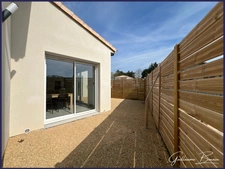 Maison à vendre 5 pièces, 4 chambres, suite parentale, garage, cour - DPE A et prestations modernes à POITIERS (86000).