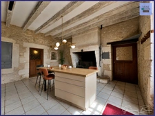 À vendre - Maison Longère 7 pièces en pierre rénovée - 230m² + dépendances - porche d'entrée - cour et jardin à Maillé 86190
