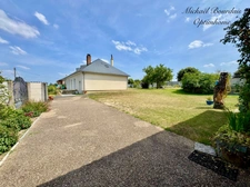 En exclusivité – Maison familiale 4 chambres + garage et dépendances, proche centre-ville du Lude