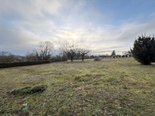 Terrain de plus de 7 200 m² avec près de 4 800 m² exploitables – Rare sur le secteur !